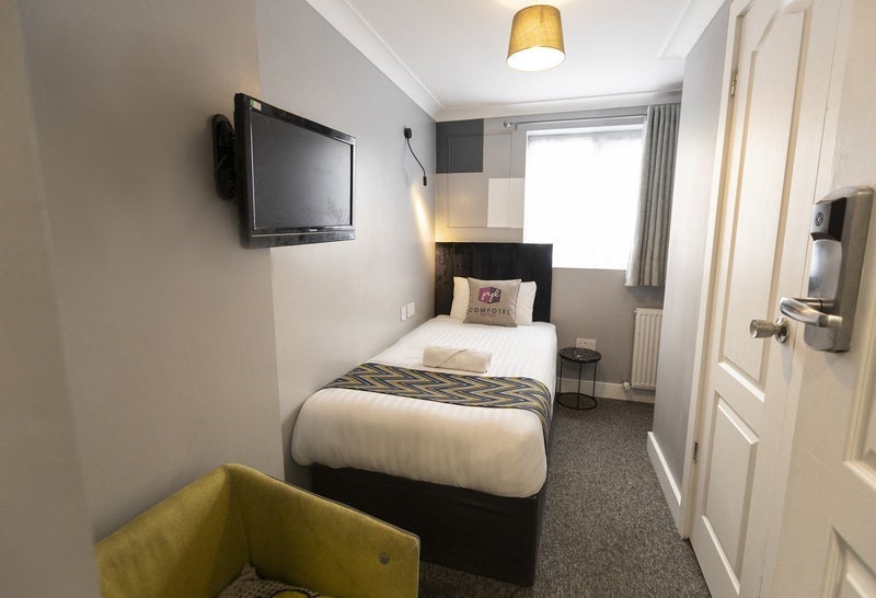 Room Shepherds Bush Road in Greater London