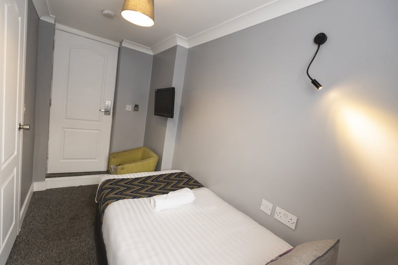 Room Shepherds Bush Road in Greater London
