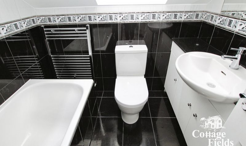 Flat Gordon Hill in Greater London