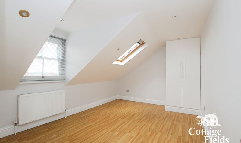 Flat Gordon Hill in Greater London