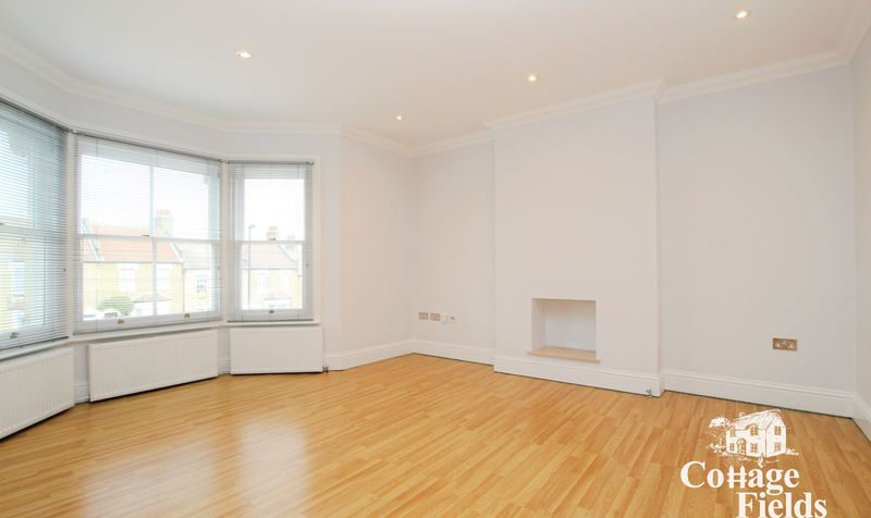 Flat Gordon Hill in Greater London