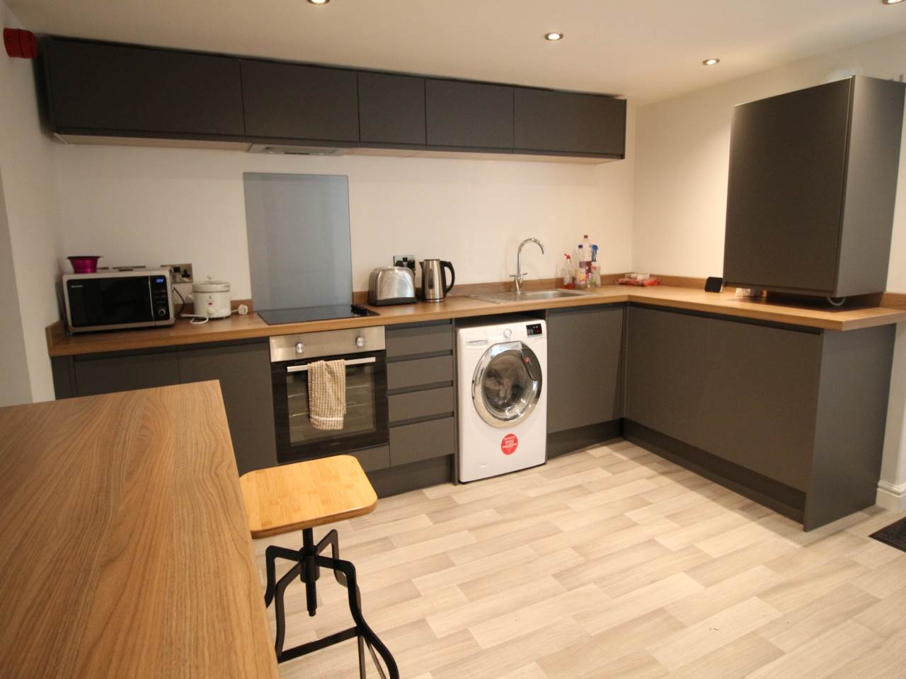 Room Silver Royd Hill in Leeds