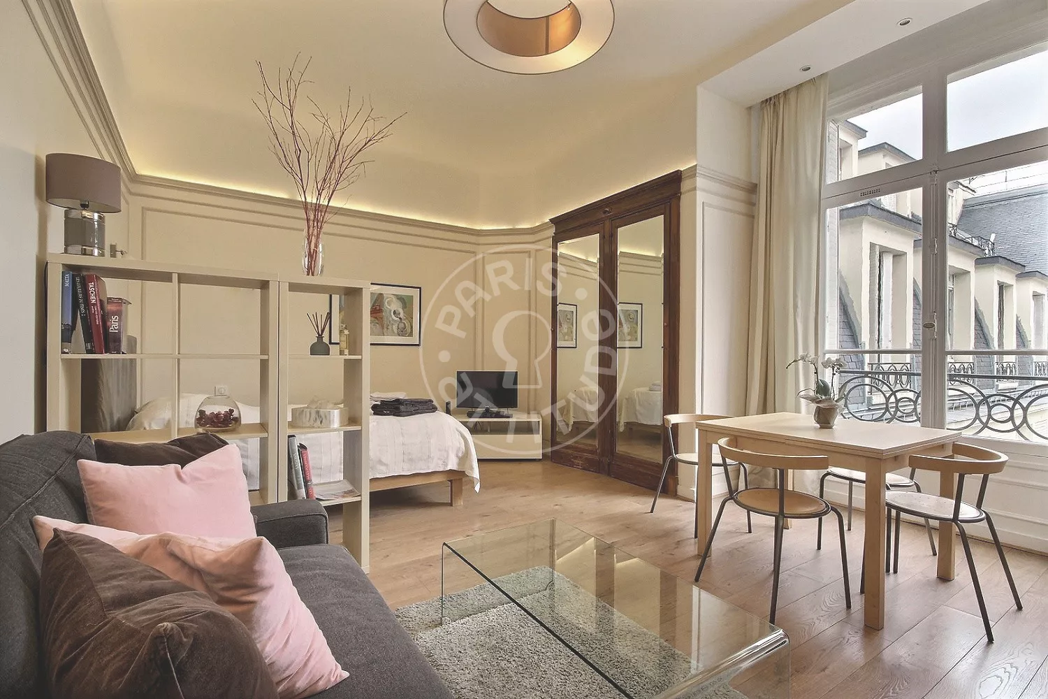 Flat Avenue des Champs-Élysées in Paris