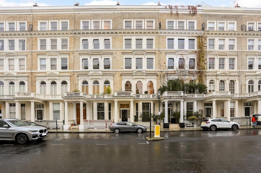 Flat Queen's Gate Place in Greater London