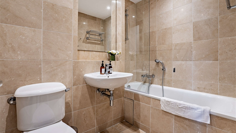 Flat Westferry Circus in Greater London