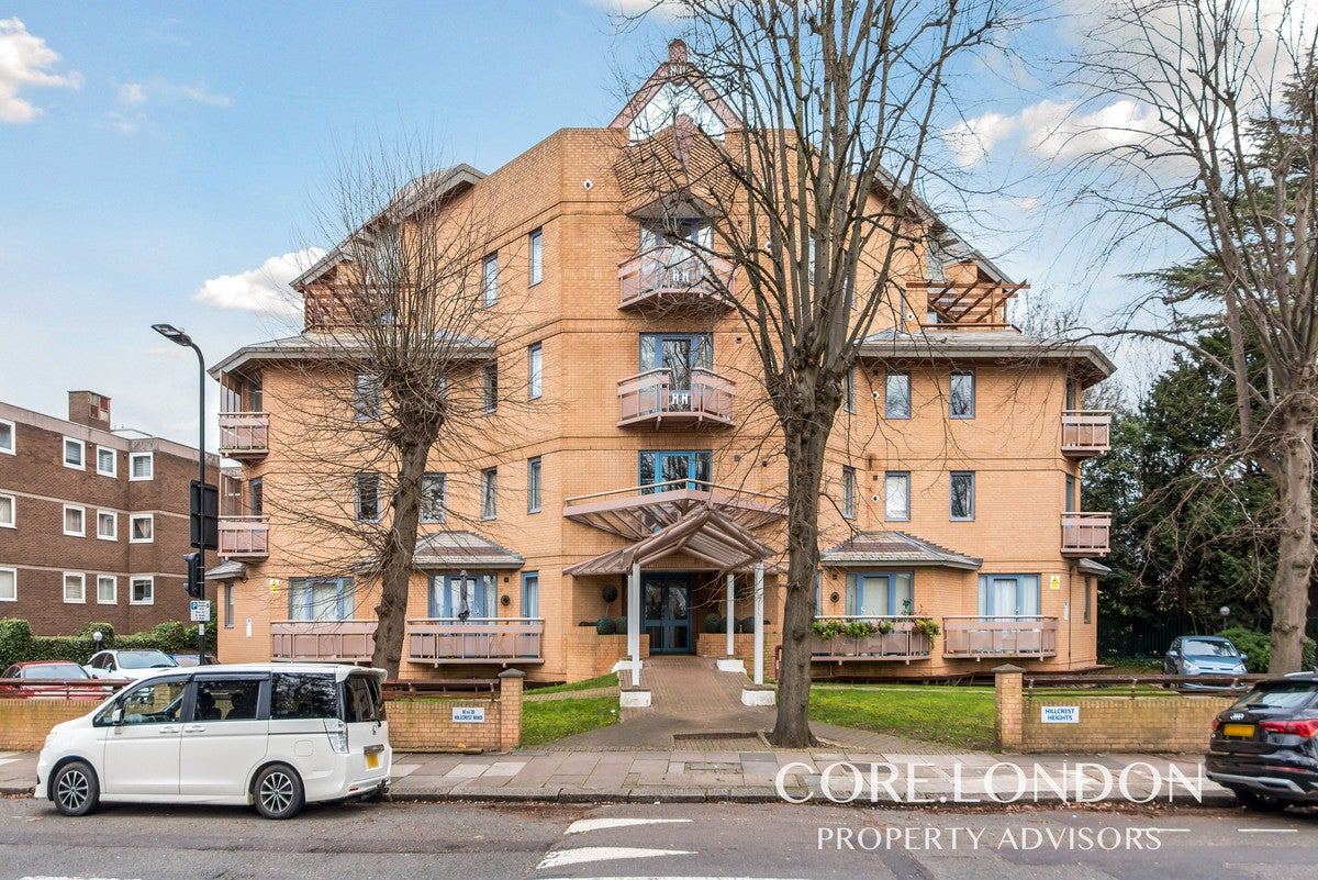 Flat Hillcrest Road in Greater London