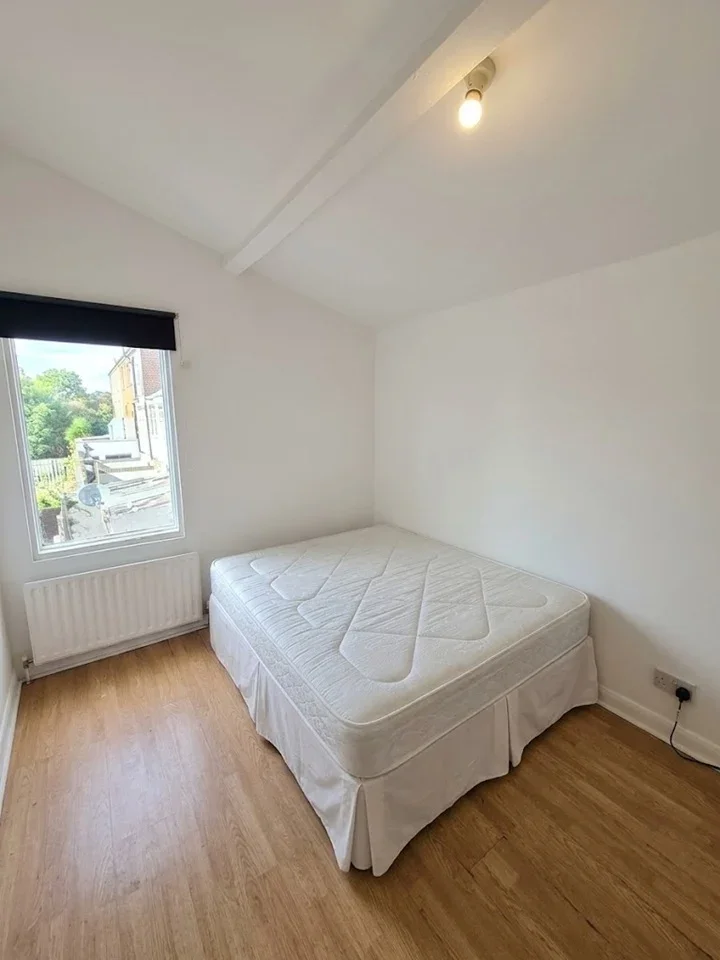 Flat Beacon Road in Greater London