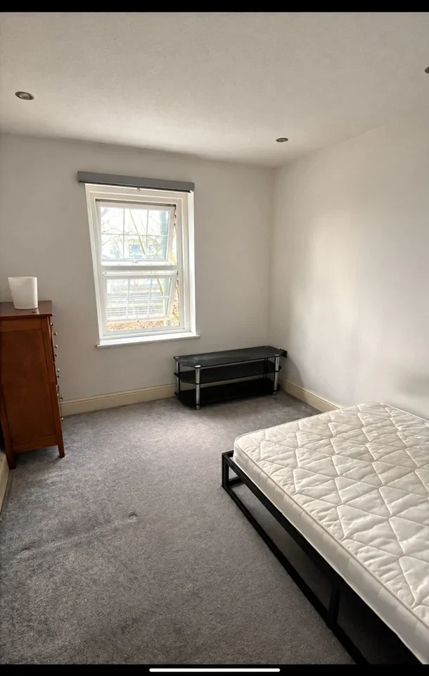 Room Tottenham Lane in Greater London