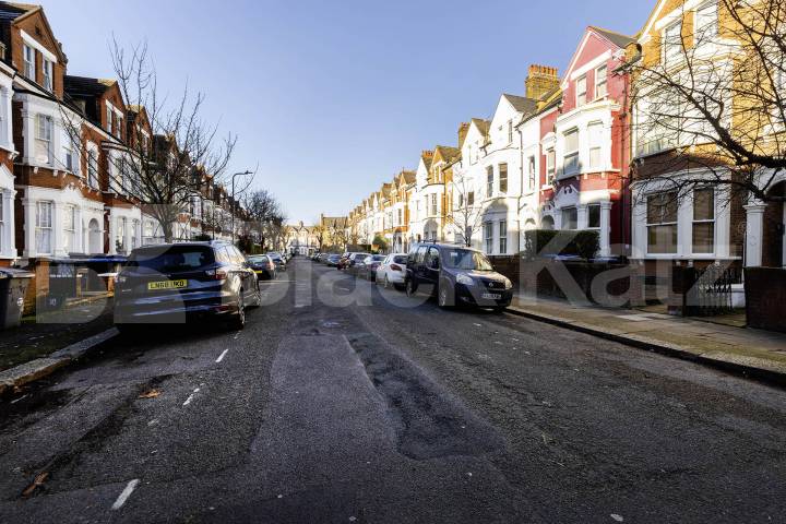 Flat Iverson Road in Greater London