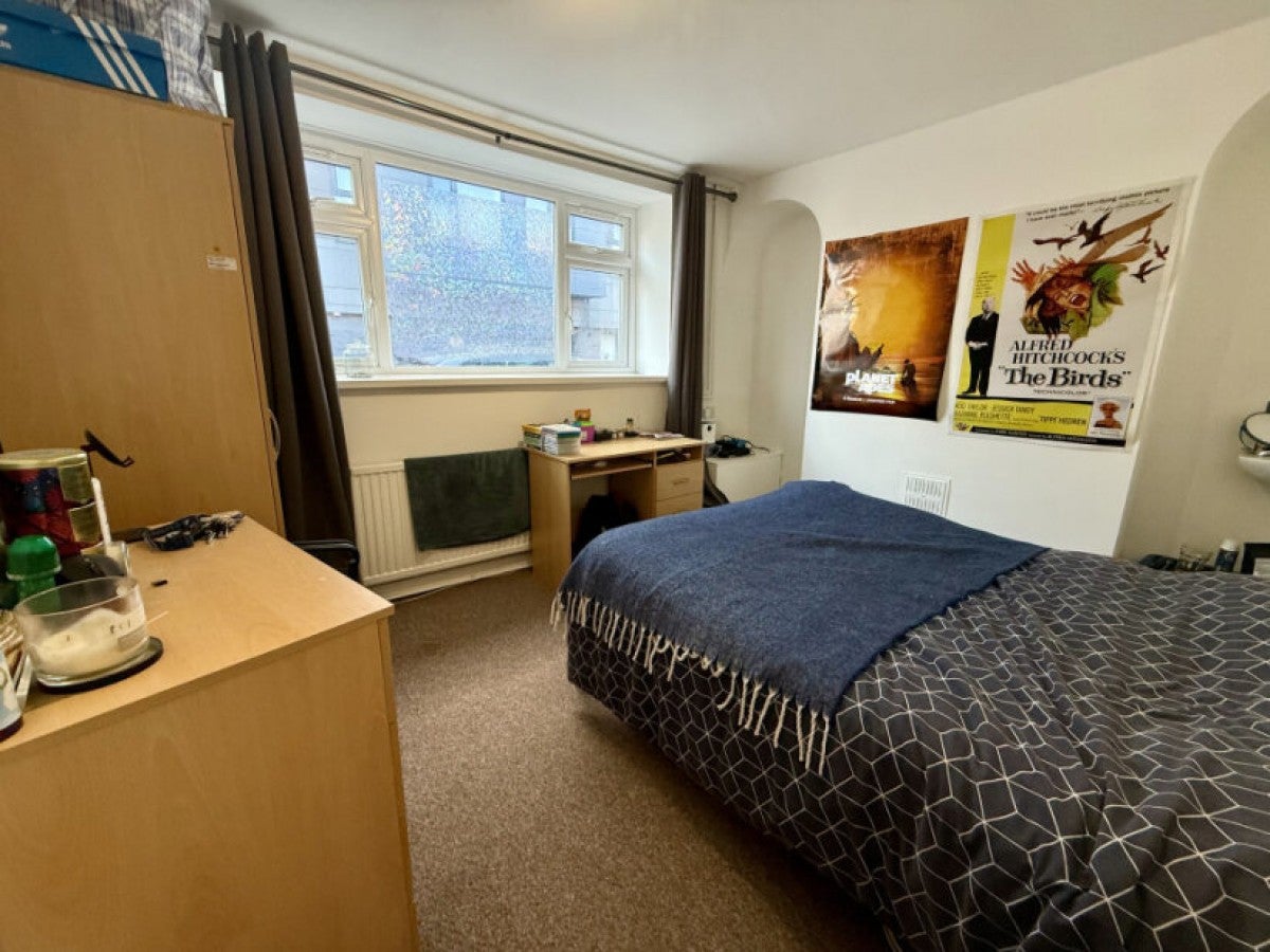 Room Oxford Street in Swansea