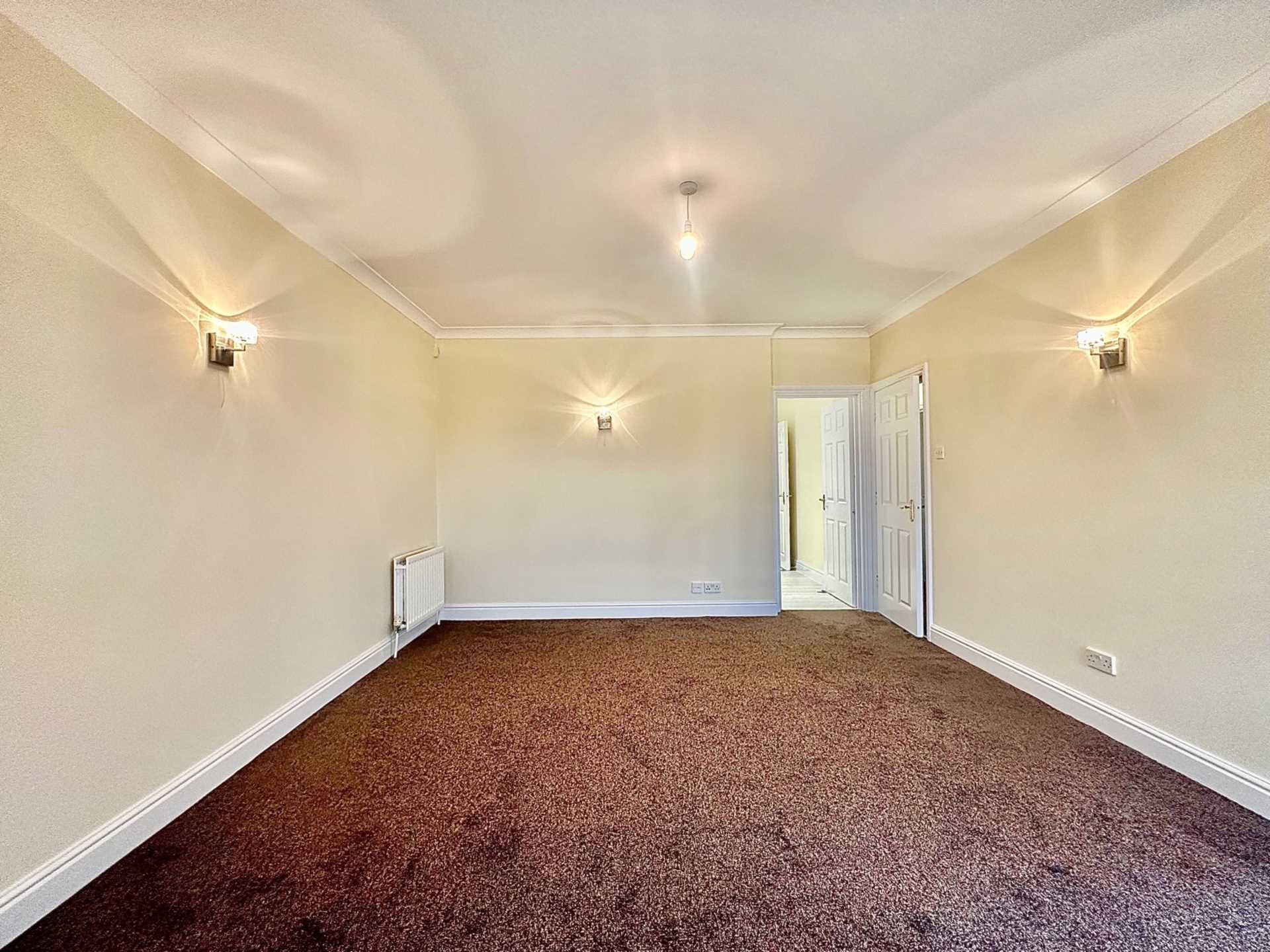 Flat Sunningfields Road in Greater London