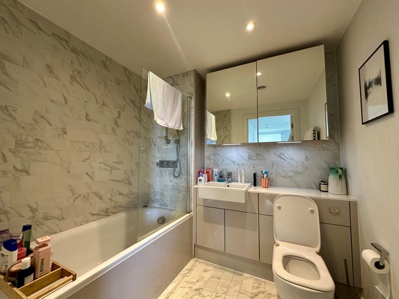 Room Sayer Street in Greater London