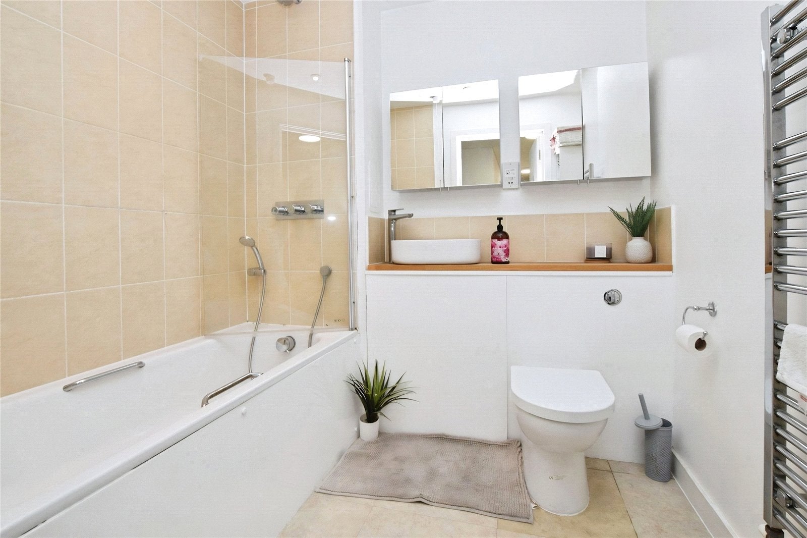 Flat Serpentine Close in Greater London