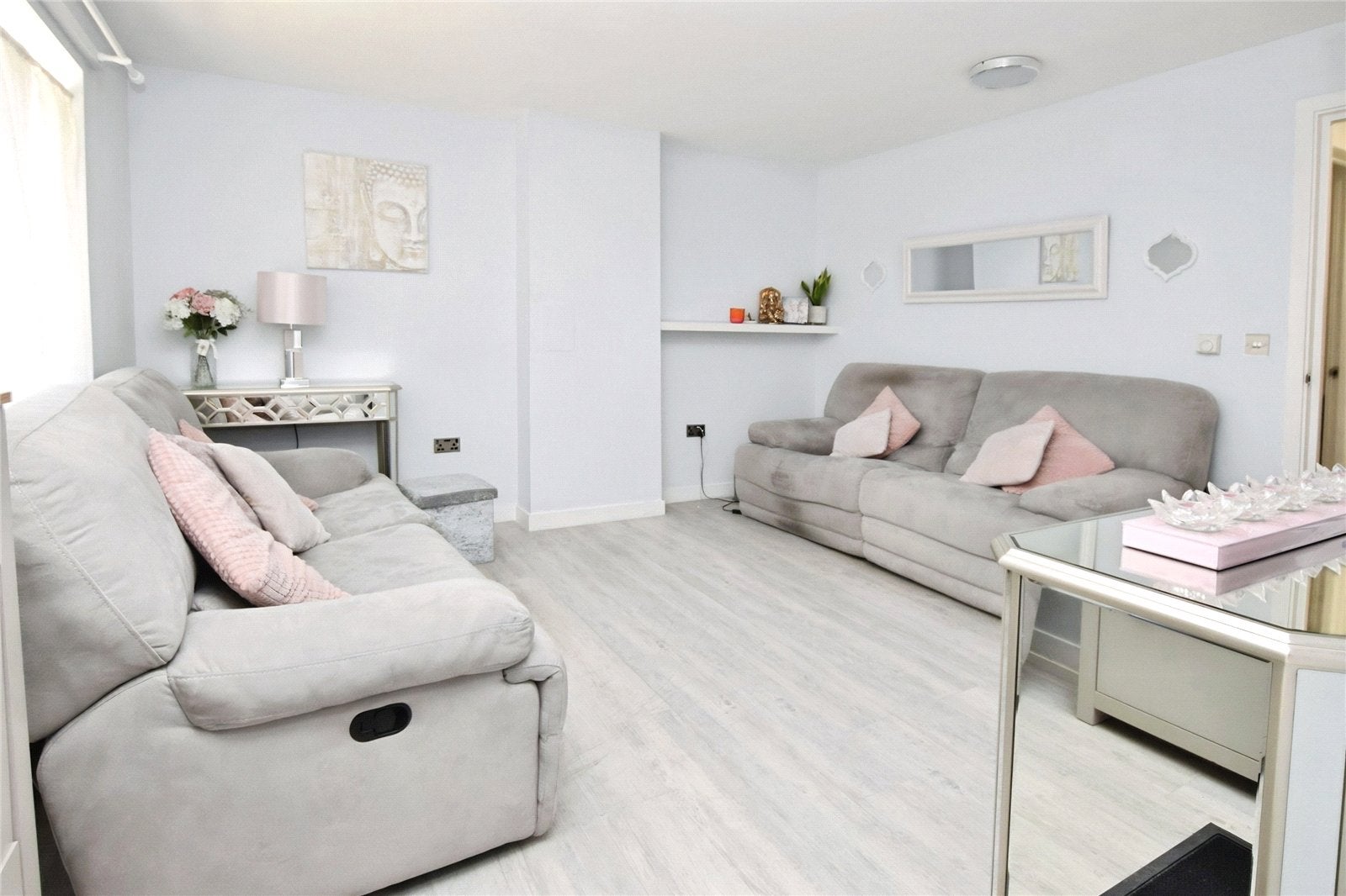 Flat Serpentine Close in Greater London