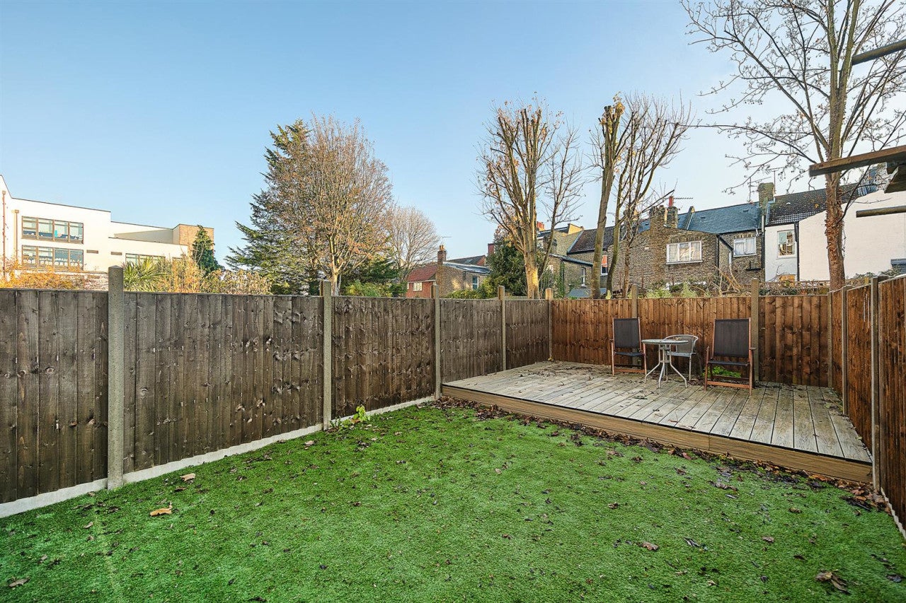 Flat Lordship Lane in Greater London