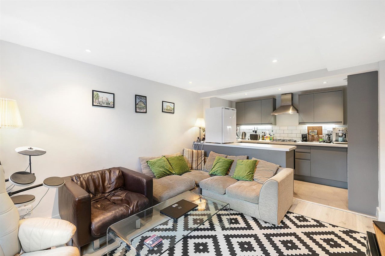 Flat Lordship Lane in Greater London