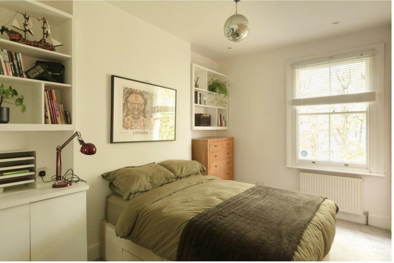 Flat Peckham Hill Street in Greater London