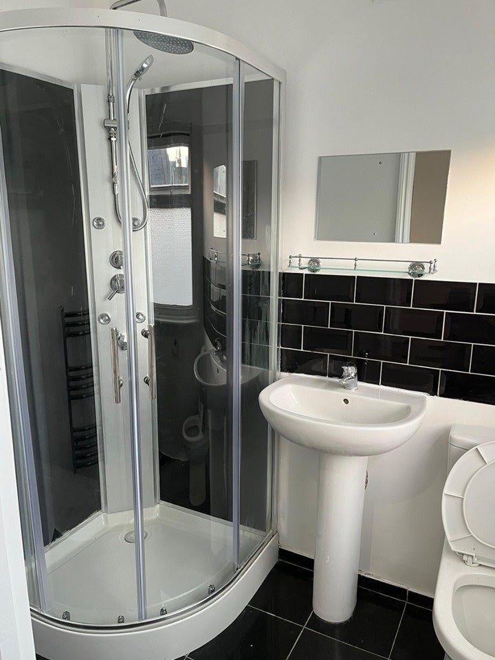 Flat Walpole Road in Greater London