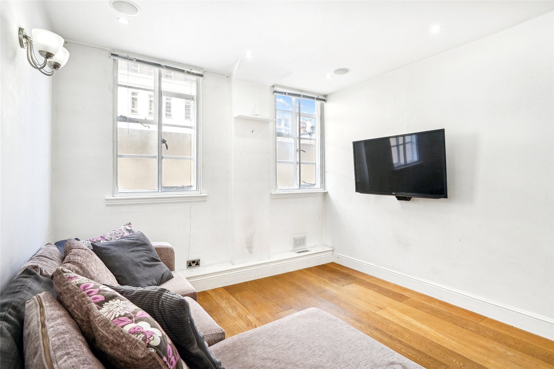 Flat Sloane Avenue in Greater London