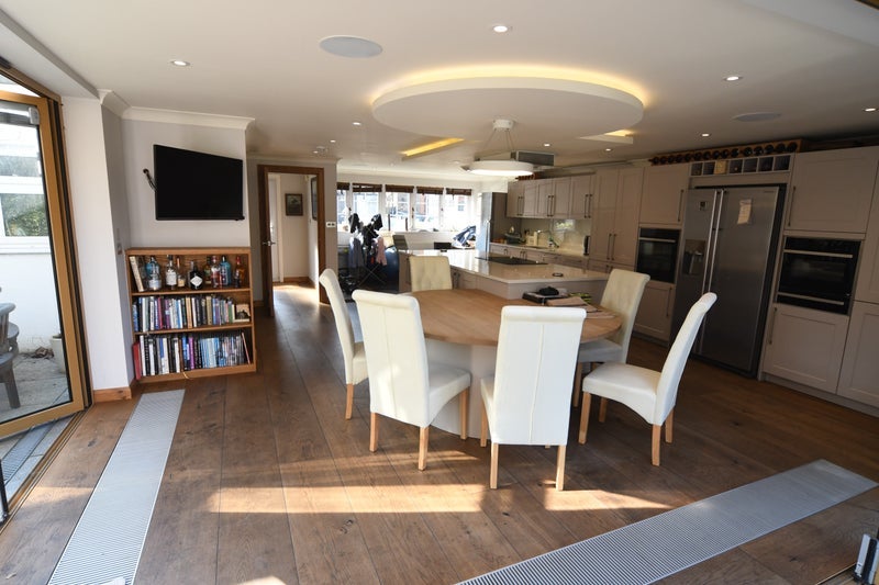 Room Sheen Gate Gardens in Greater London