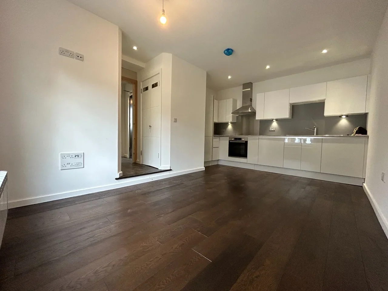 Flat Queen's Drive in Greater London