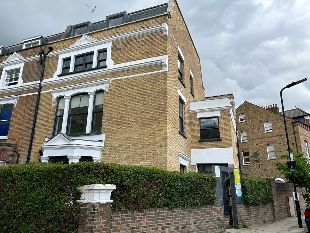 Flat Queen's Drive in Greater London