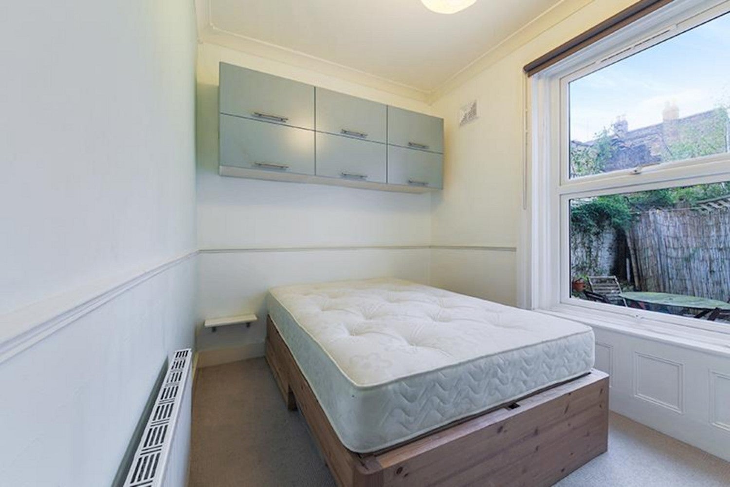 Flat Tredegar Road in Greater London