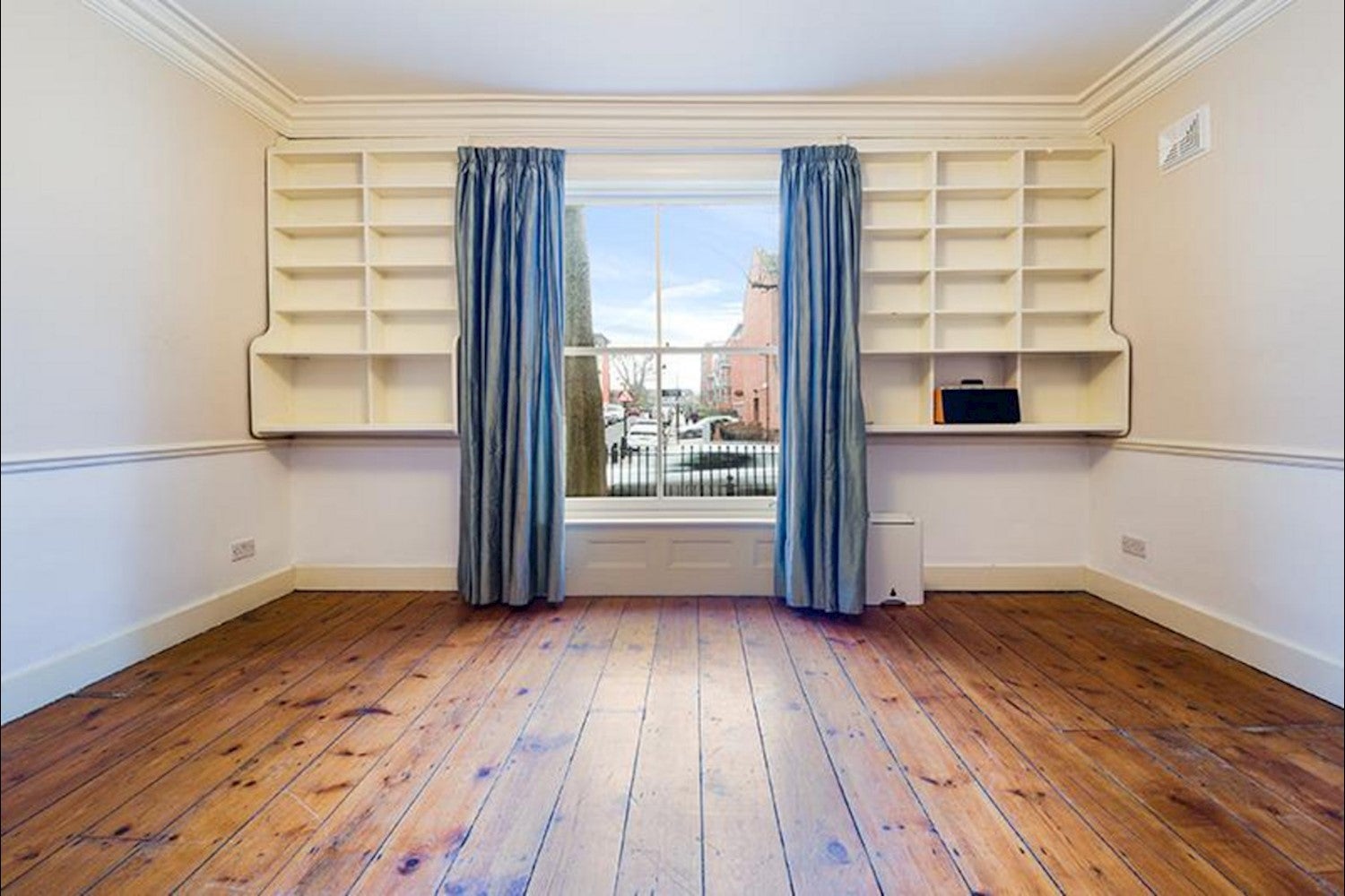 Flat Tredegar Road in Greater London
