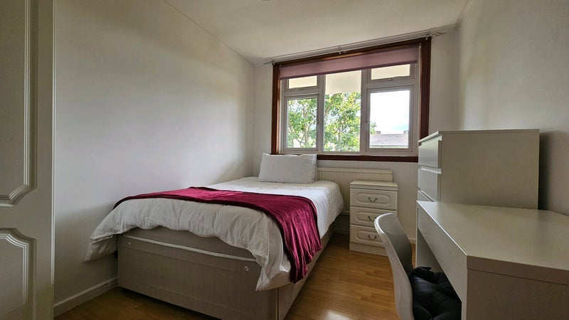 Room Layard Square in Greater London