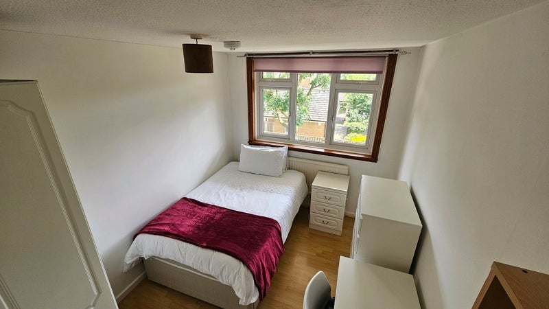 Room Layard Square in Greater London