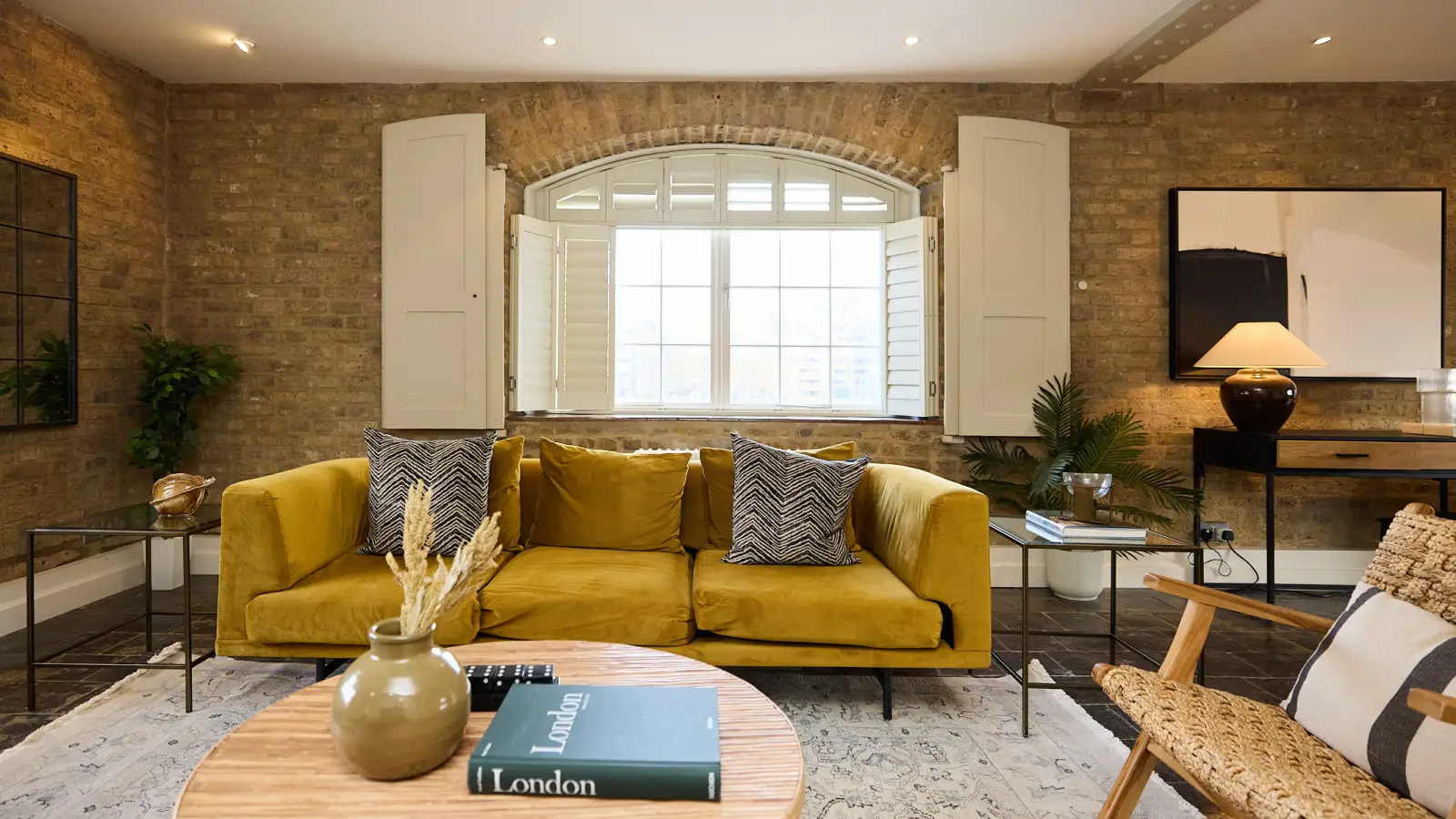 Flat Royal Mint Court in Greater London