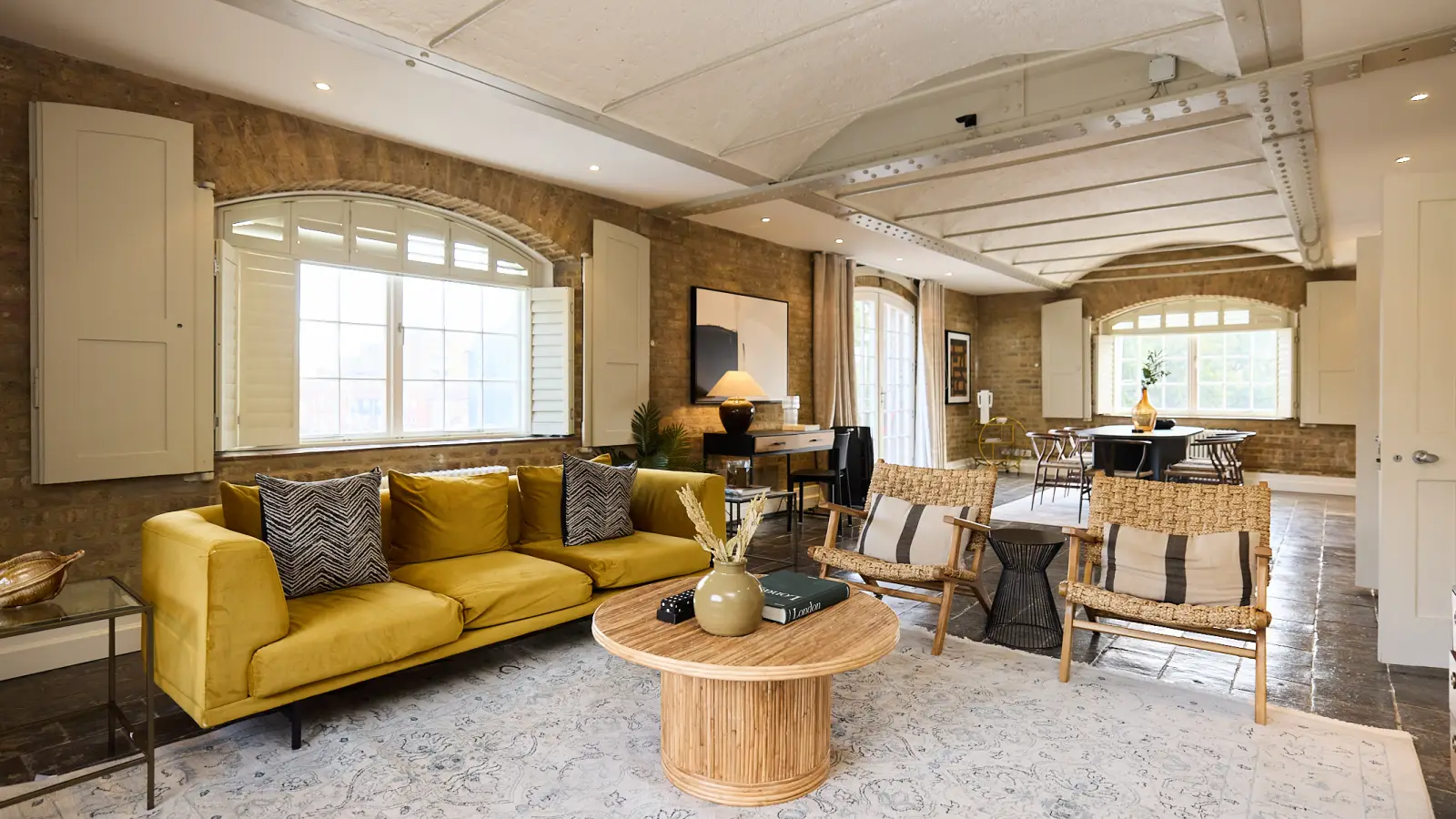 Flat Royal Mint Court in Greater London