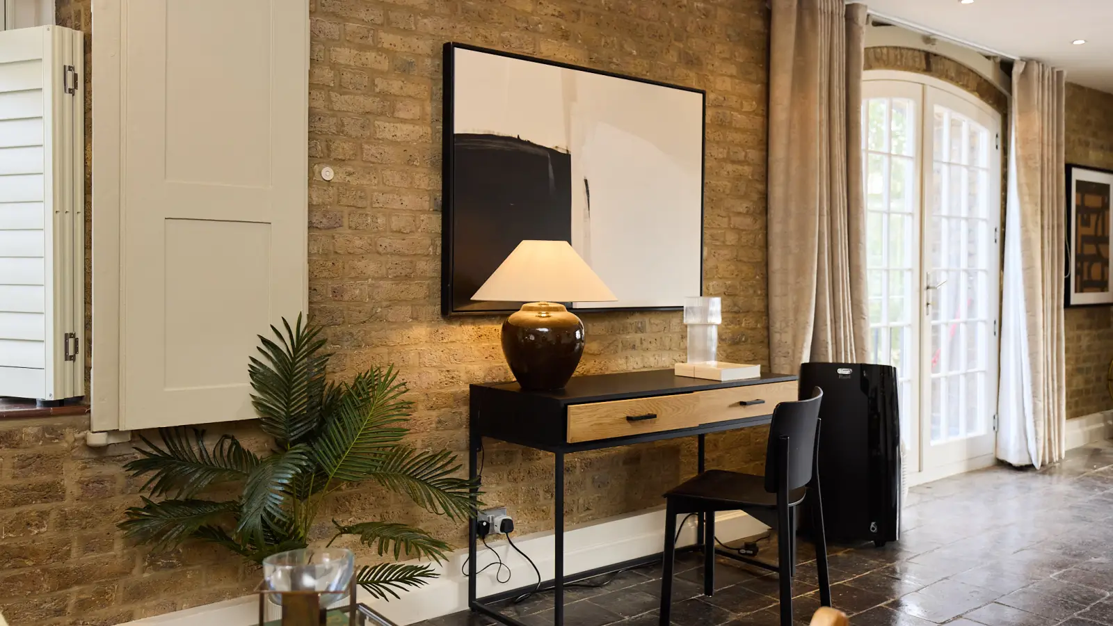 Flat Royal Mint Court in Greater London