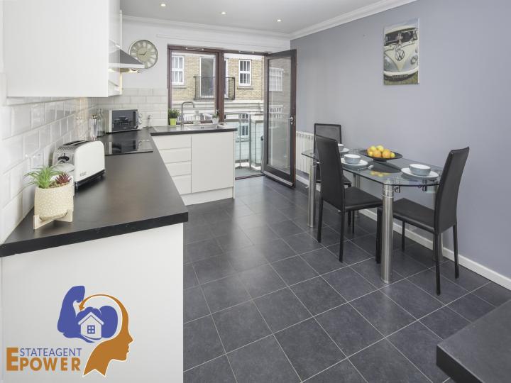 Flat Cartwright Street in Greater London