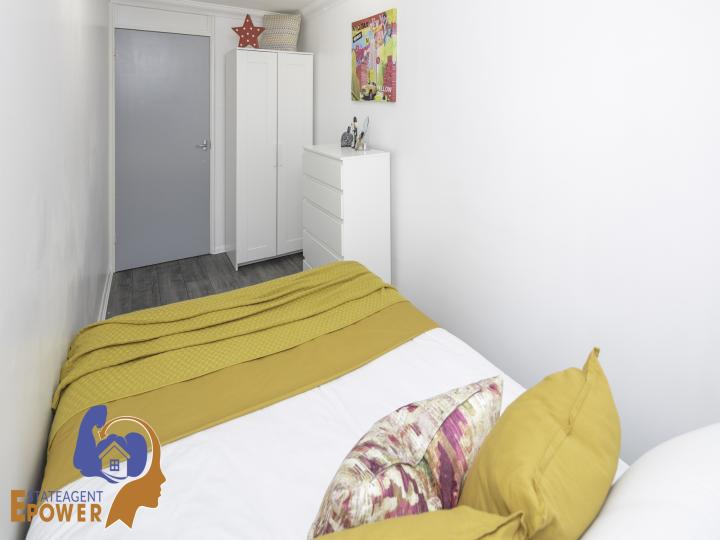 Flat Cartwright Street in Greater London