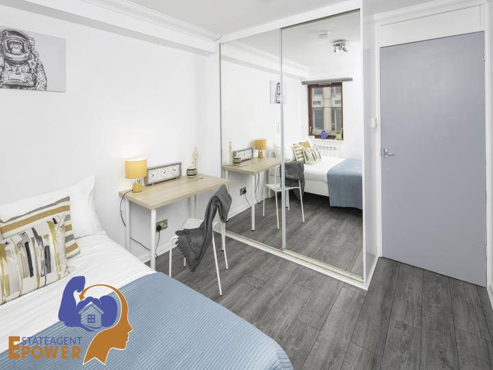 Flat Cartwright Street in Greater London