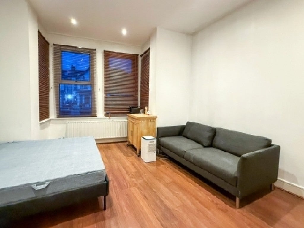 Flat Welldon Crescent in Greater London