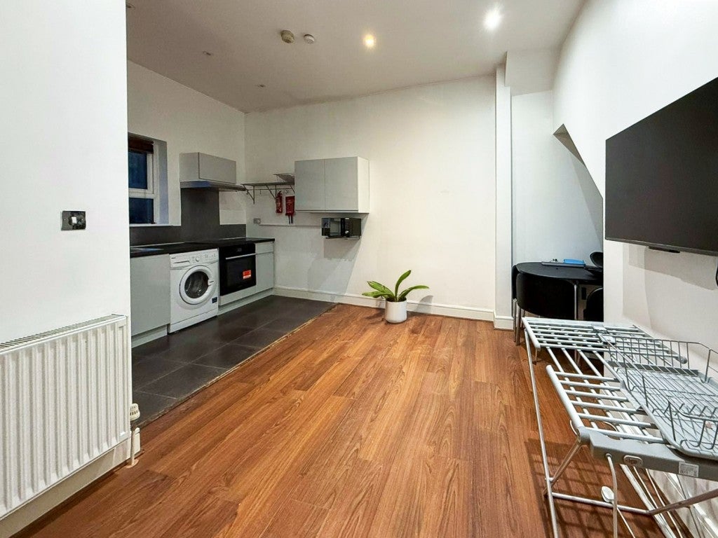 Flat Welldon Crescent in Greater London