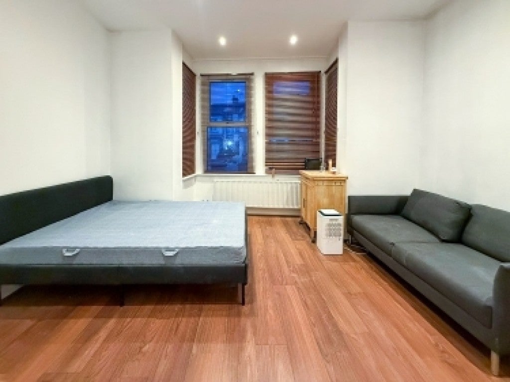 Flat Welldon Crescent in Greater London