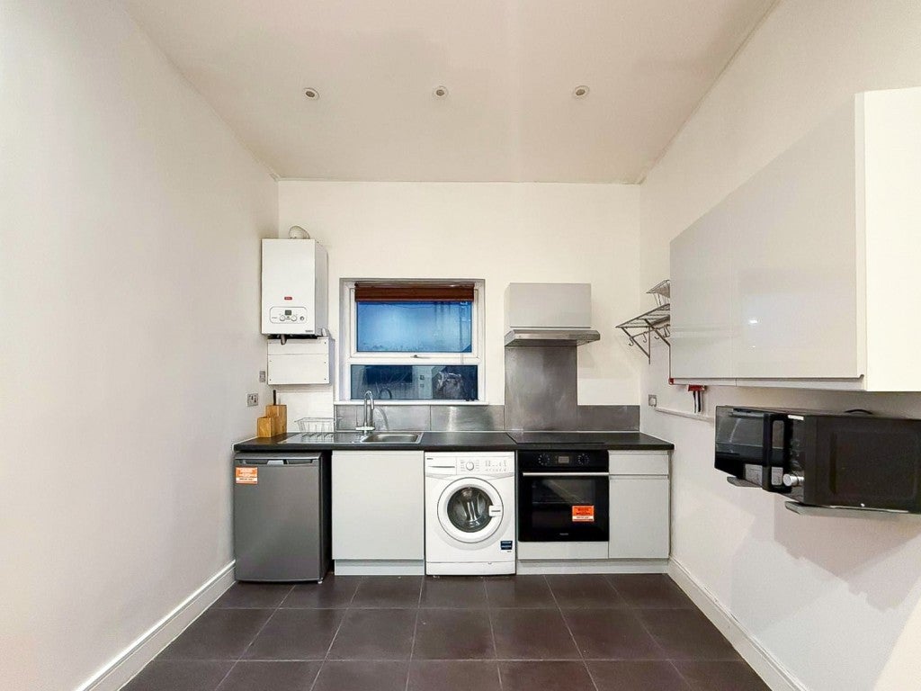 Flat Welldon Crescent in Greater London