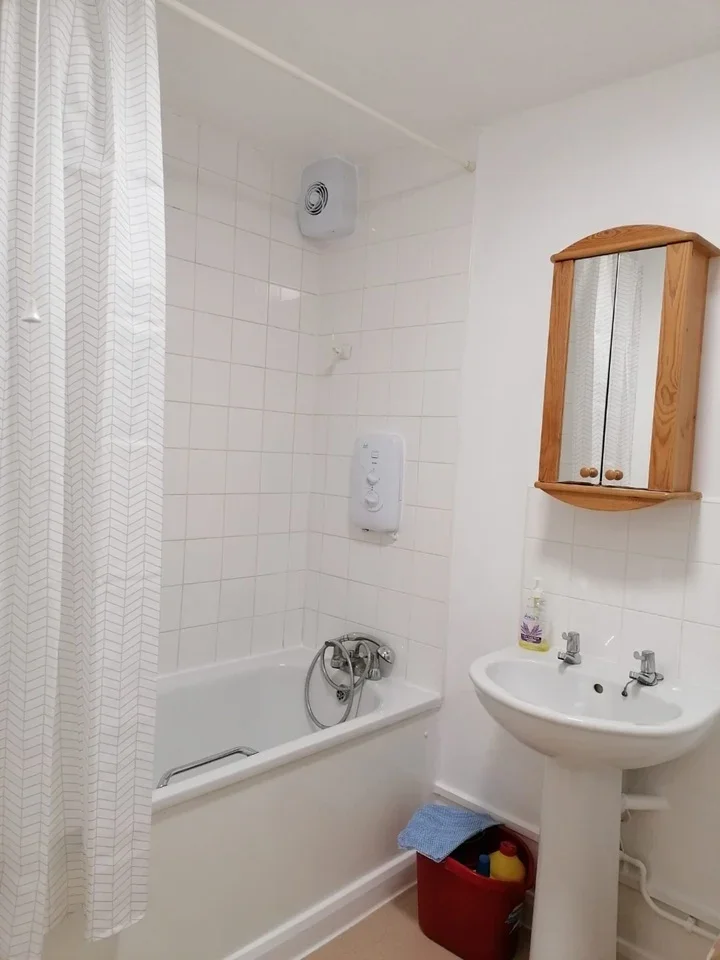 Room Tilson Road in Greater London