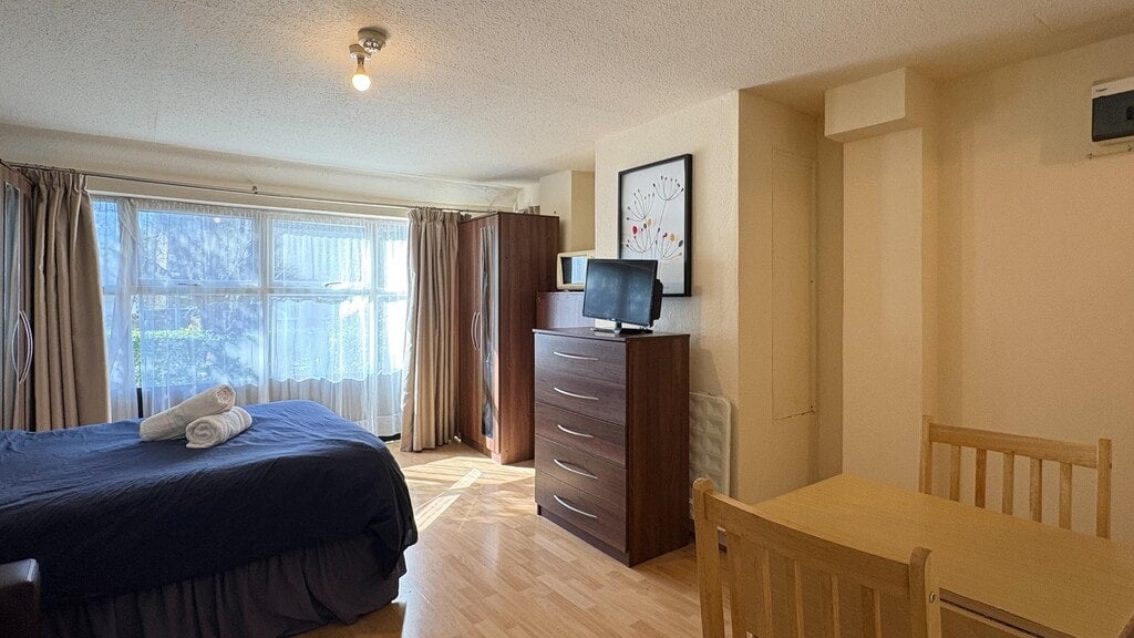 Room Chatsworth Road in Greater London