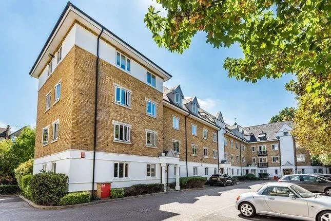 Flat Riverside Court in Greater London