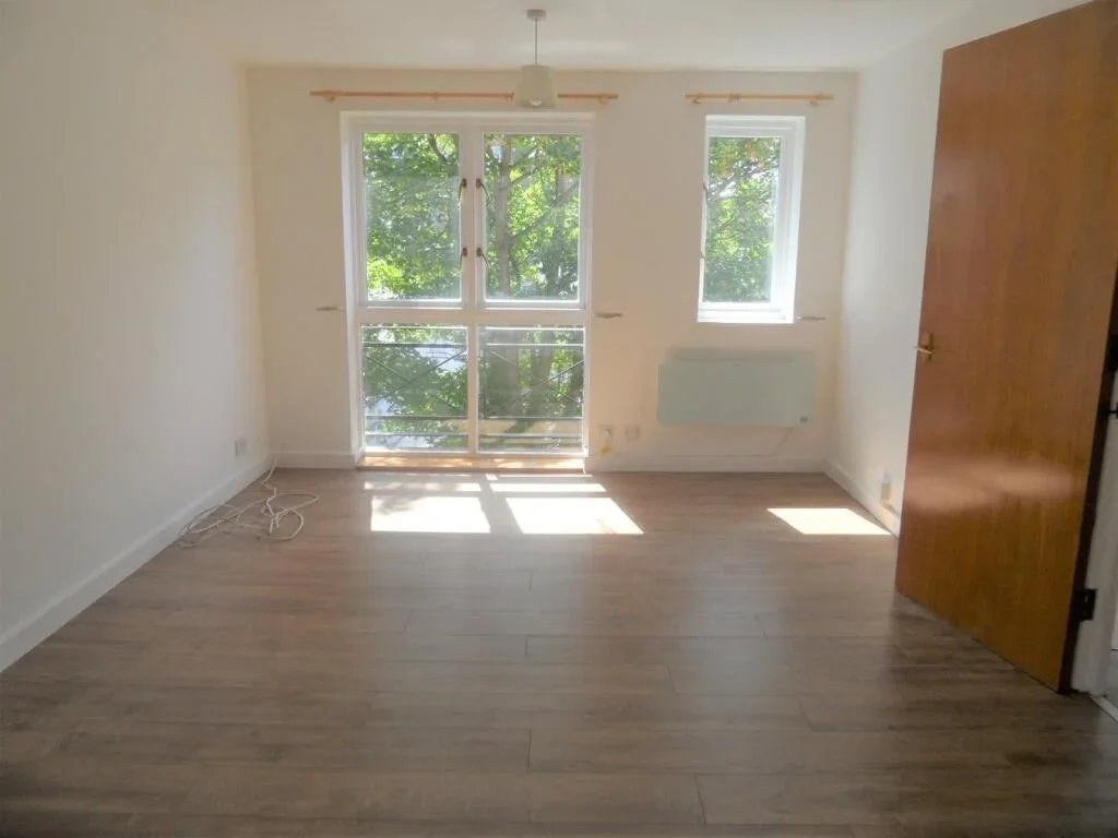 Flat Riverside Court in Greater London