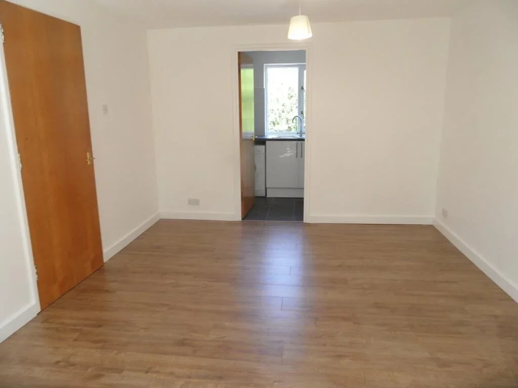 Flat Riverside Court in Greater London