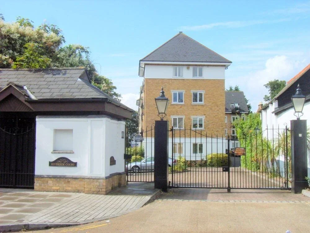Flat Riverside Court in Greater London