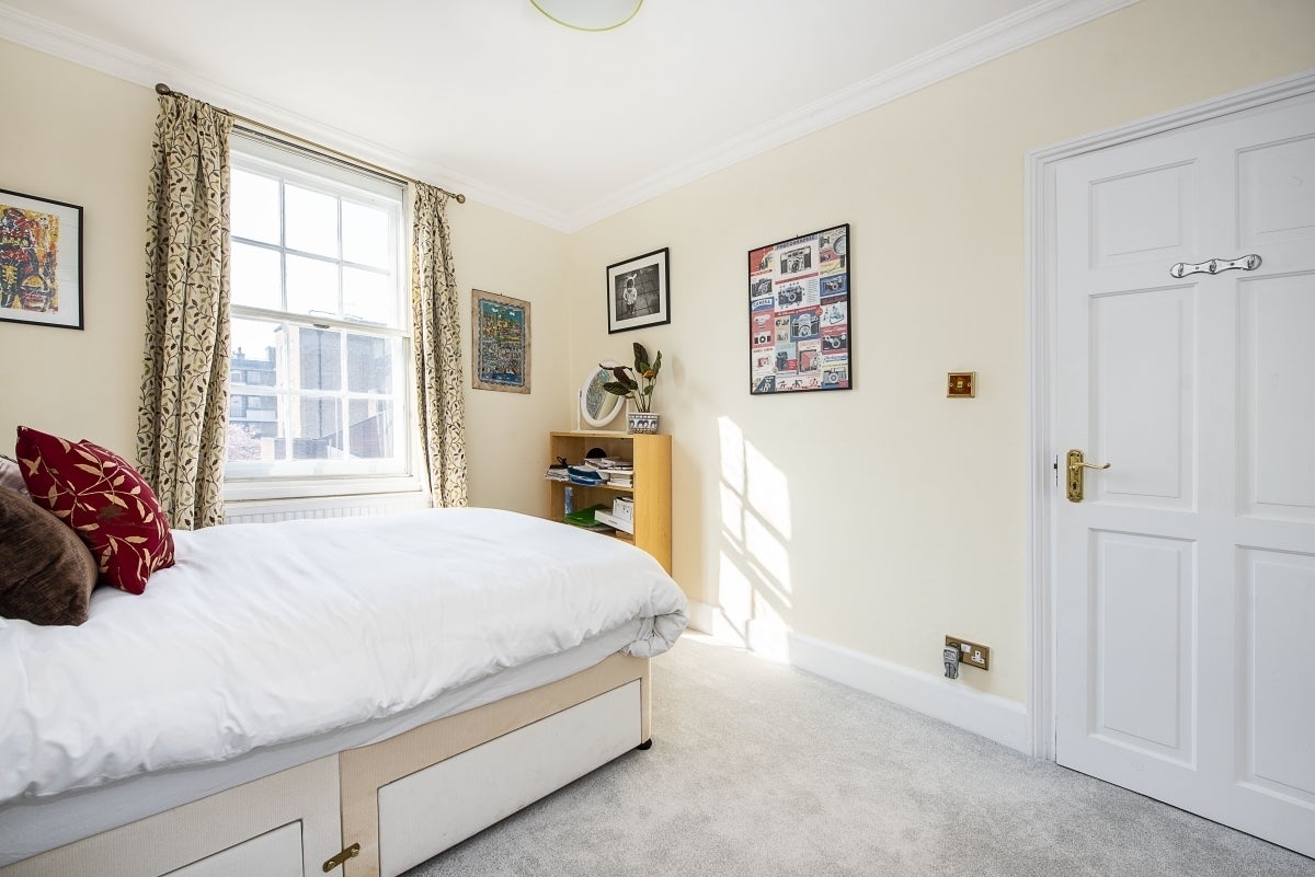Flat Bromyard Avenue in Greater London