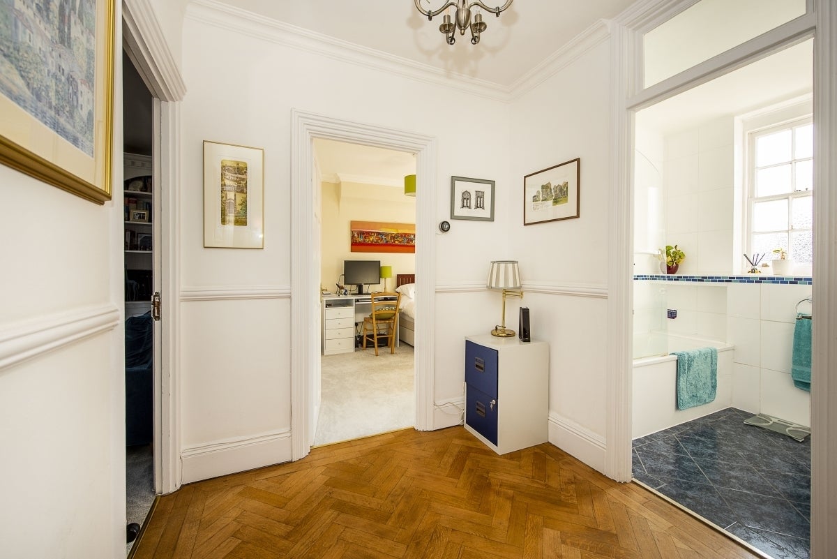 Flat Bromyard Avenue in Greater London