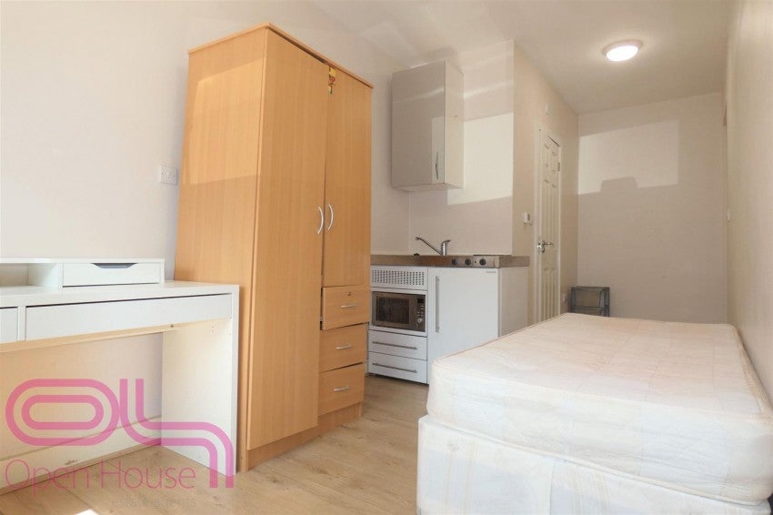Flat Minterne Avenue in Greater London