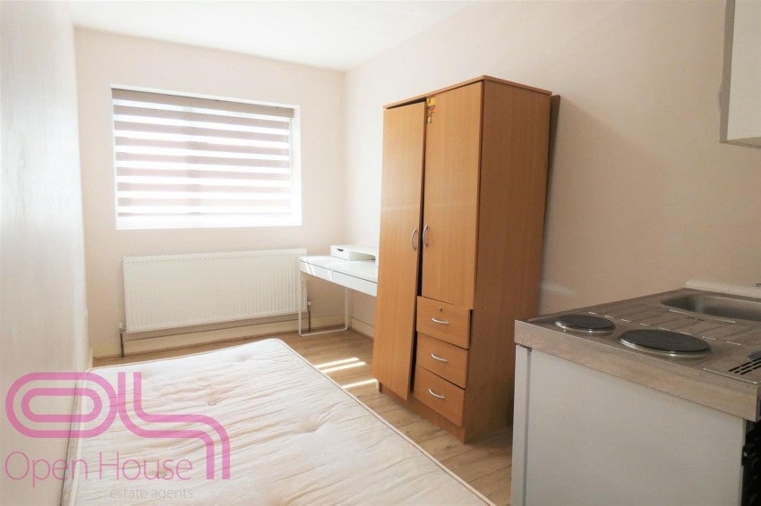 Flat Minterne Avenue in Greater London